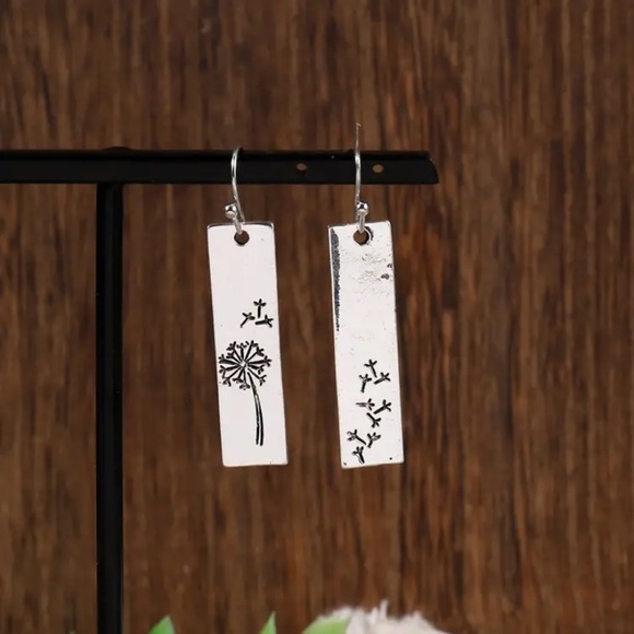 ✨🆕✨ BoHo Dandelion Flower Drop Earrings ✨ - Picture 3 of 9